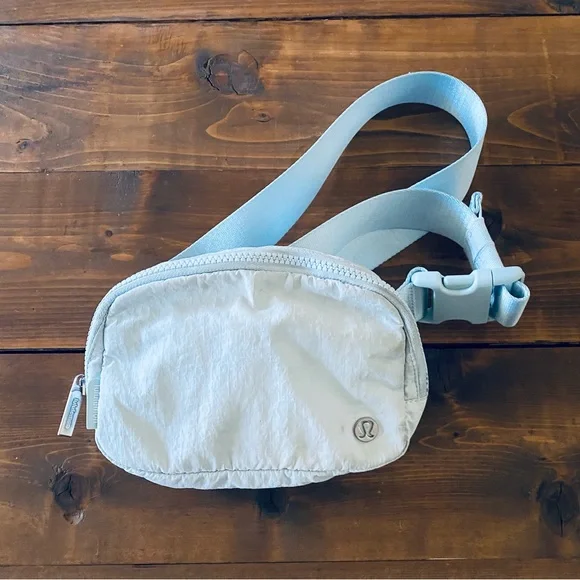 Lululemon Powder Blue 1L Everywhere Belt Bag - Picture 4 of 15